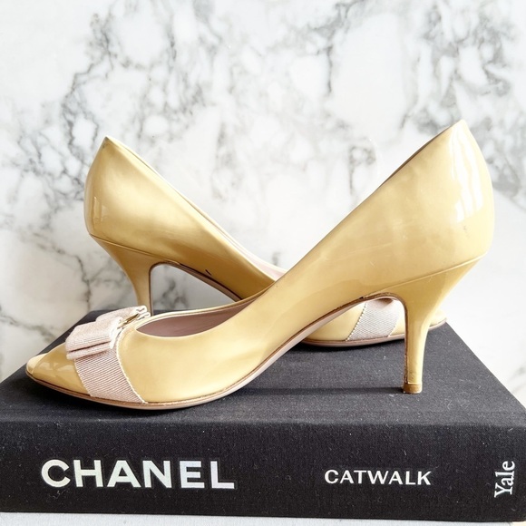 Salvatore Ferragamo Beige Patent Leather Ribes Vara Bow Peep Toe Pumps - Picture 2 of 11